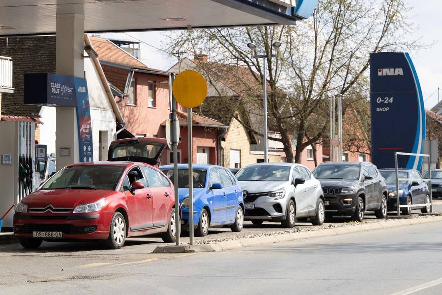 Osijek: Gužve na benzinskim postajama uoči najavljenog poskupljenja goriva