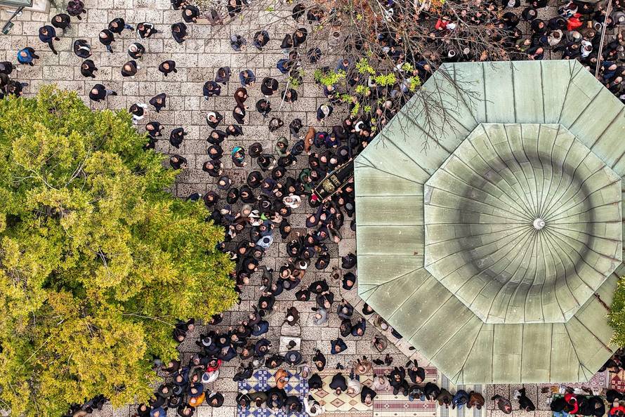 Sarajevo: Pogled iz zraka na dženazu za Halida Bešlića u Gazi Husrev-begovoj džamiji