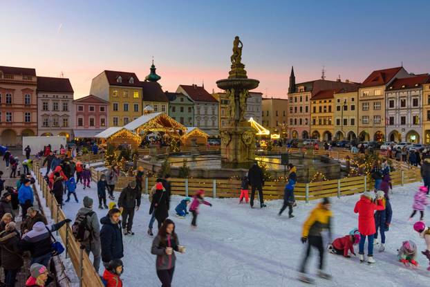 Ceske Budejovice (Budweis): Main Square, Samson Fountain, Christmas Market, skating rink in , Jihocesky, Sdbhmen, South Bohemia, Czech