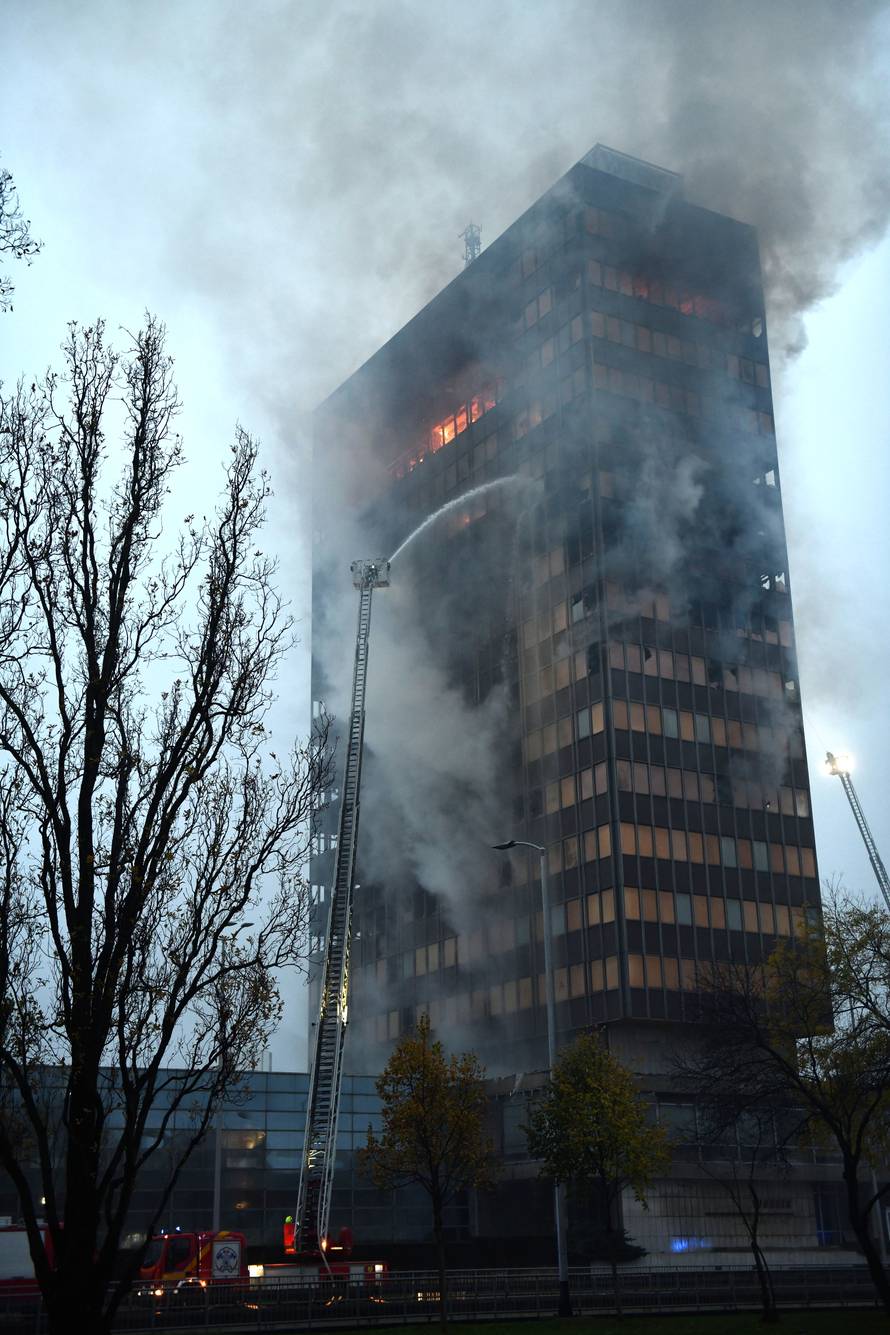 Zagreb: Nastavlja se gašenje Vjesnikovog nebodera, teška noć iza vatrogasaca