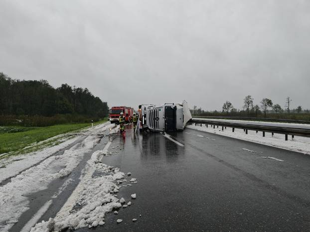 Pogledajte kaos na A3 zbog prevrnutog kamiona: Čekamo satima. Možda dočekamo jutro
