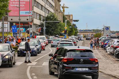 Kiša otjerala turiste s plaža u Puli, svi obilaze znamenitosti