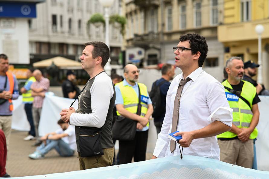 Zagreb: Muška molitva krunice na Trgu bana Josipa Jelačića