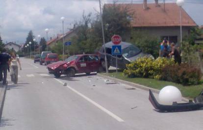 Mladić ignorirao znak stop i 'pokupio' drugi automobil