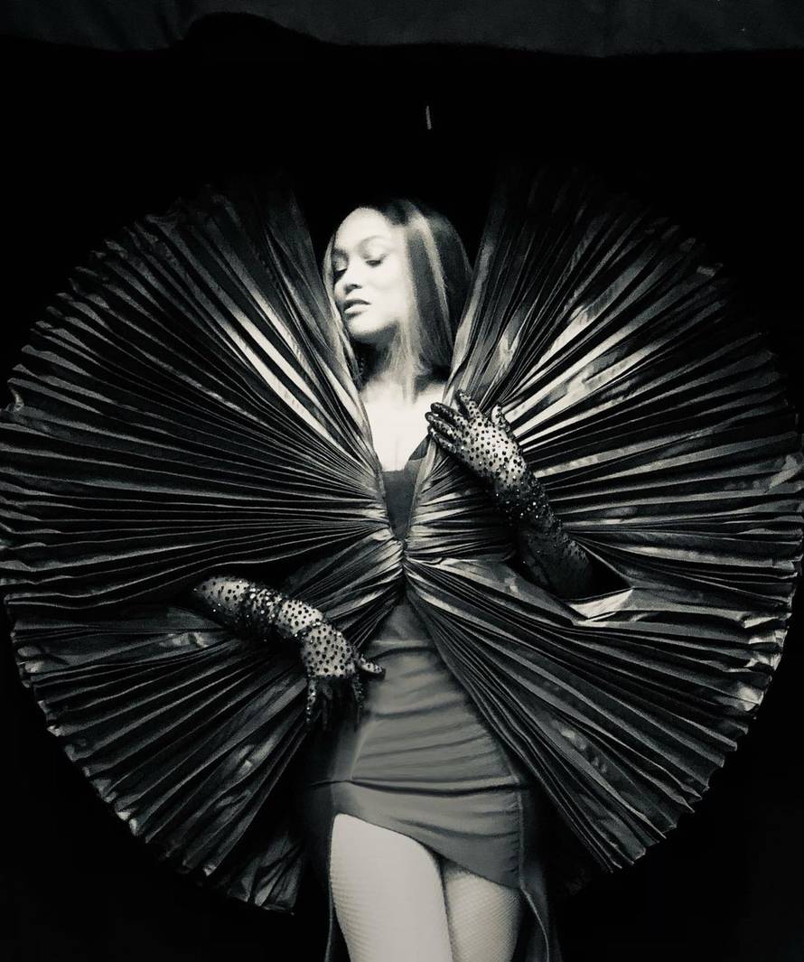 Tyra Banks brani svoju haljinu, a fanovi zgroženi: 'Izgledaš baš kao dinosaur iz Jurskog parka!'