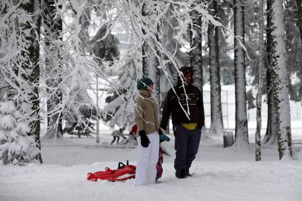 Delnice: Mnogobrojni izletnici uživaju u snijegu u Gorskom kotaru.