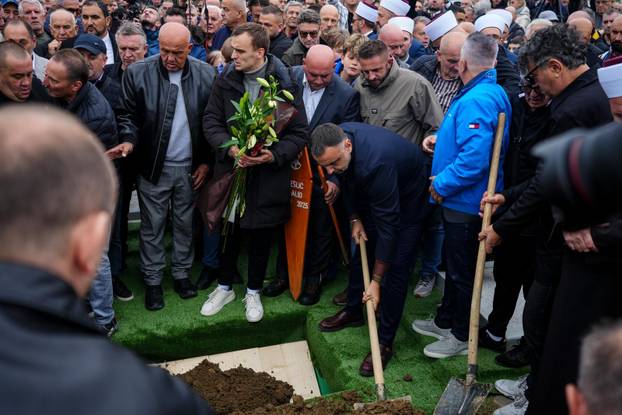 Sarajevo: Posljednji ispraćaj Halida Bešlića na gradskom groblju Bare