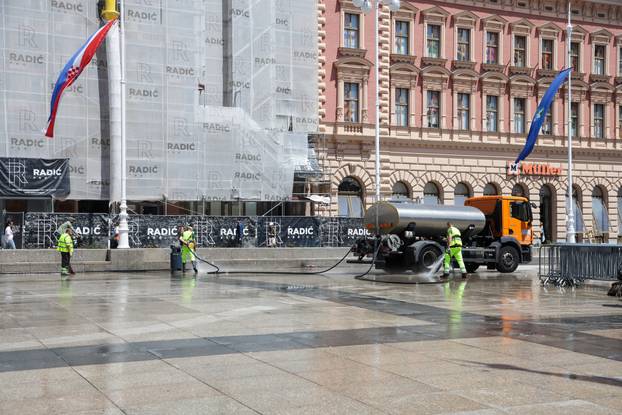 Zagreb: Radnici Čistoće čiste trg nakon slavlja maturanata