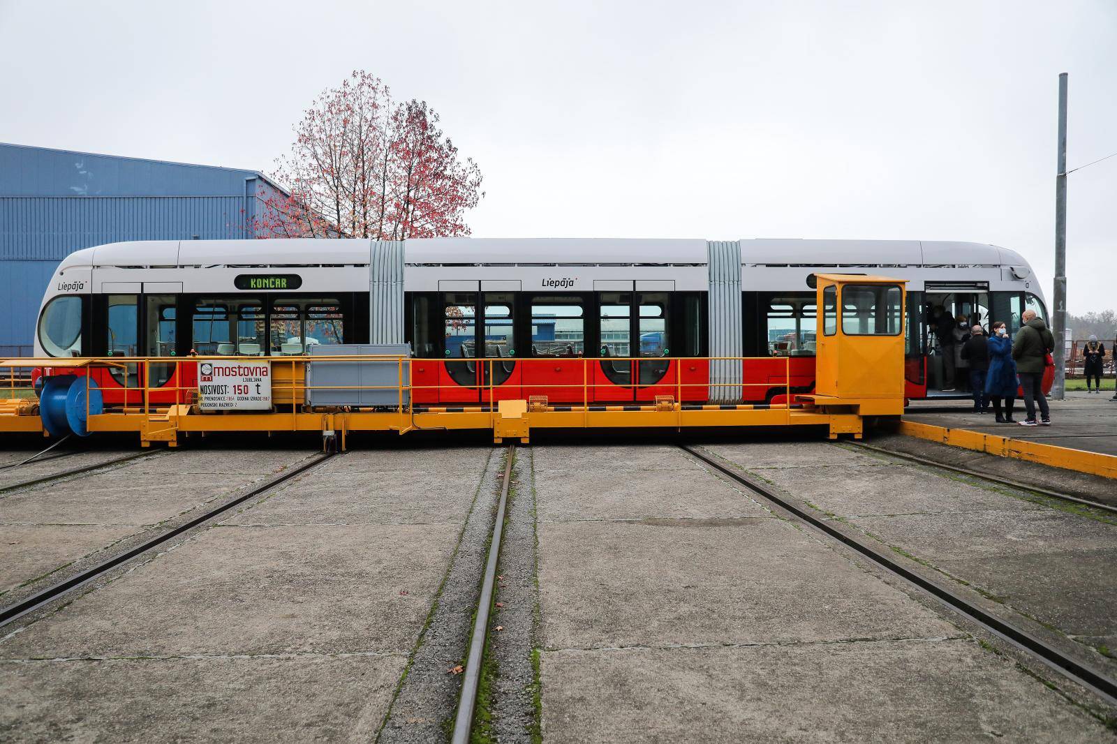 Zagreb: Končar isporučio prvi od šest niskopodnih tramvaja za Republiku Latviju