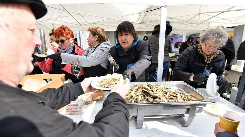 FOTO U Čakovcu podijelili više od 1000 porcija prženih srdela