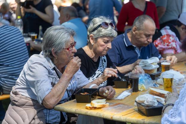 Osijek. Podjela graha na lijevoj obali Drave na Praznik rada