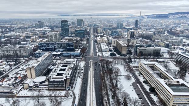 Pogled iz zraka na centar Zagreba prekriven snijegom