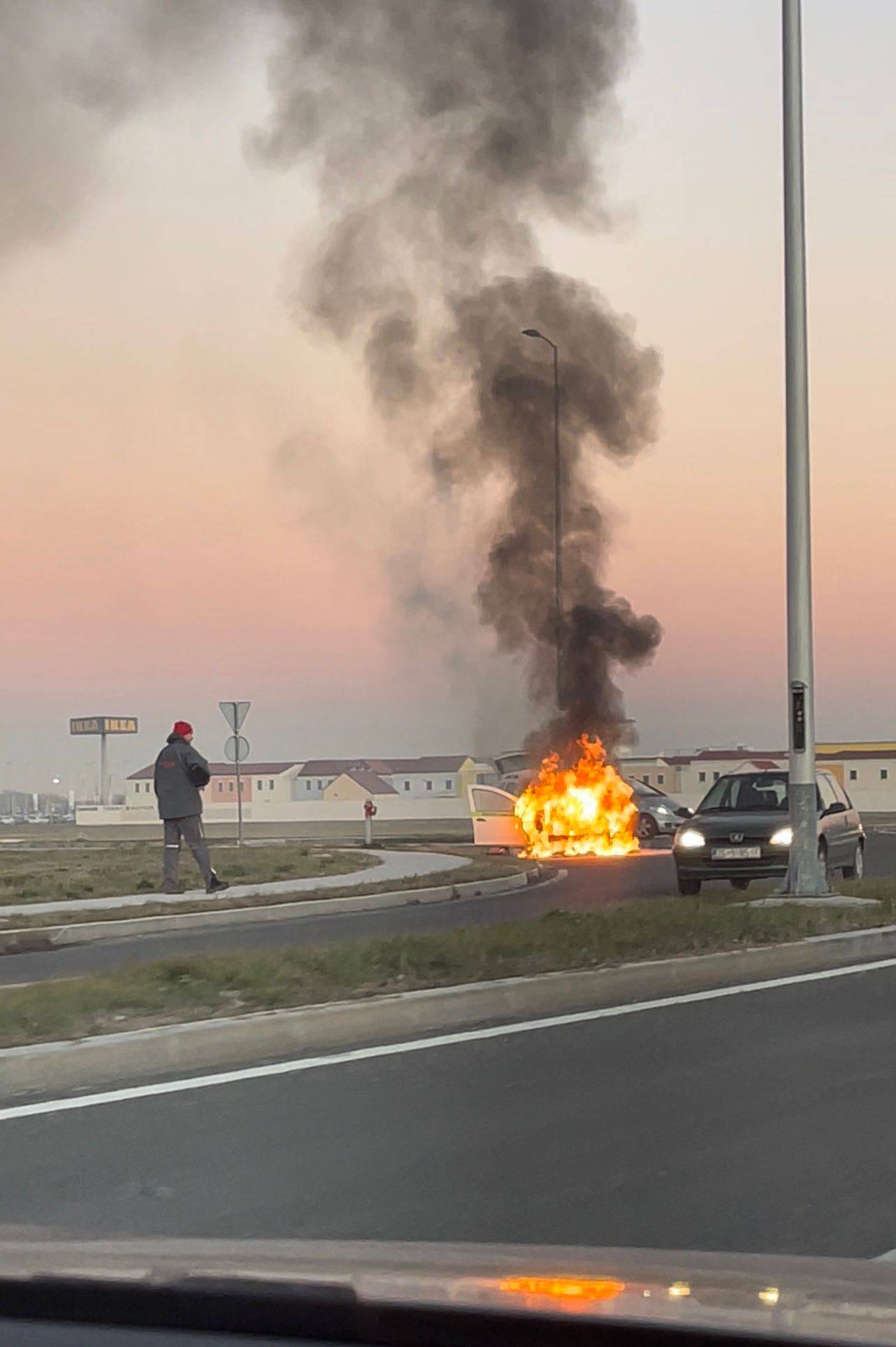 VIDEO: Zapalio se auto kod Ikee, ostala je samo olupina