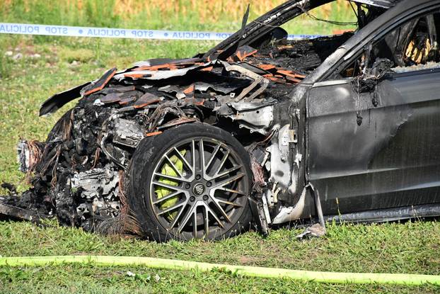 FOTO Izgorjeli skupocjeni auti kraj Požege: Viličarima ih iznosili da spriječe katastrofu