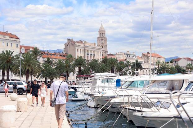 Split: Turistički brodovi i turisti na rivi u sve većem broju iz dana u dan