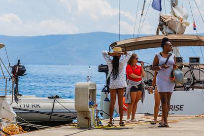 Zlatni rat bio je prepun turista na zadnji vikend u kolovozu