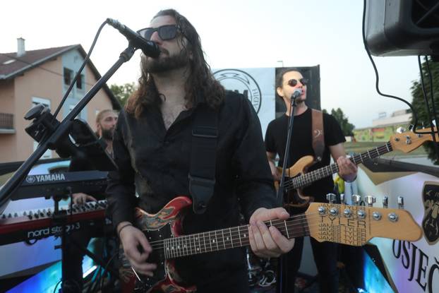 Osijek: Rock bend Echoes zabavljao Osječane na prvom pokretnom koncertu