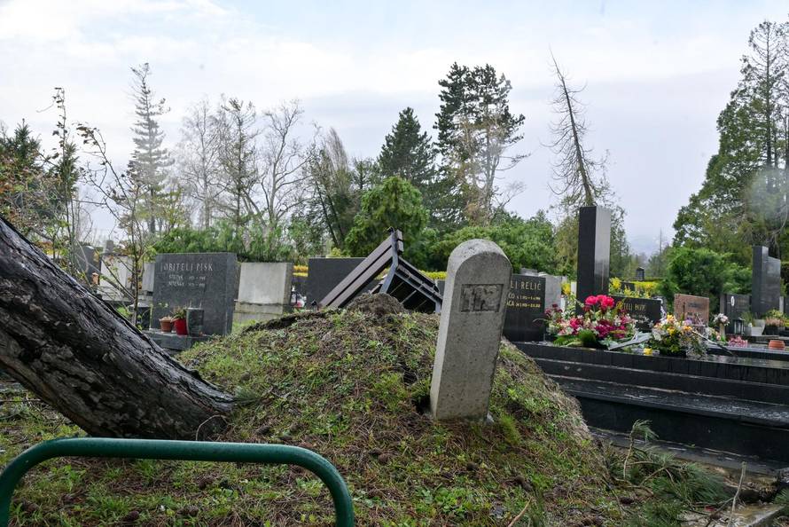 Zagreb: Teško oštećeno gradsko groblje Mirogoj