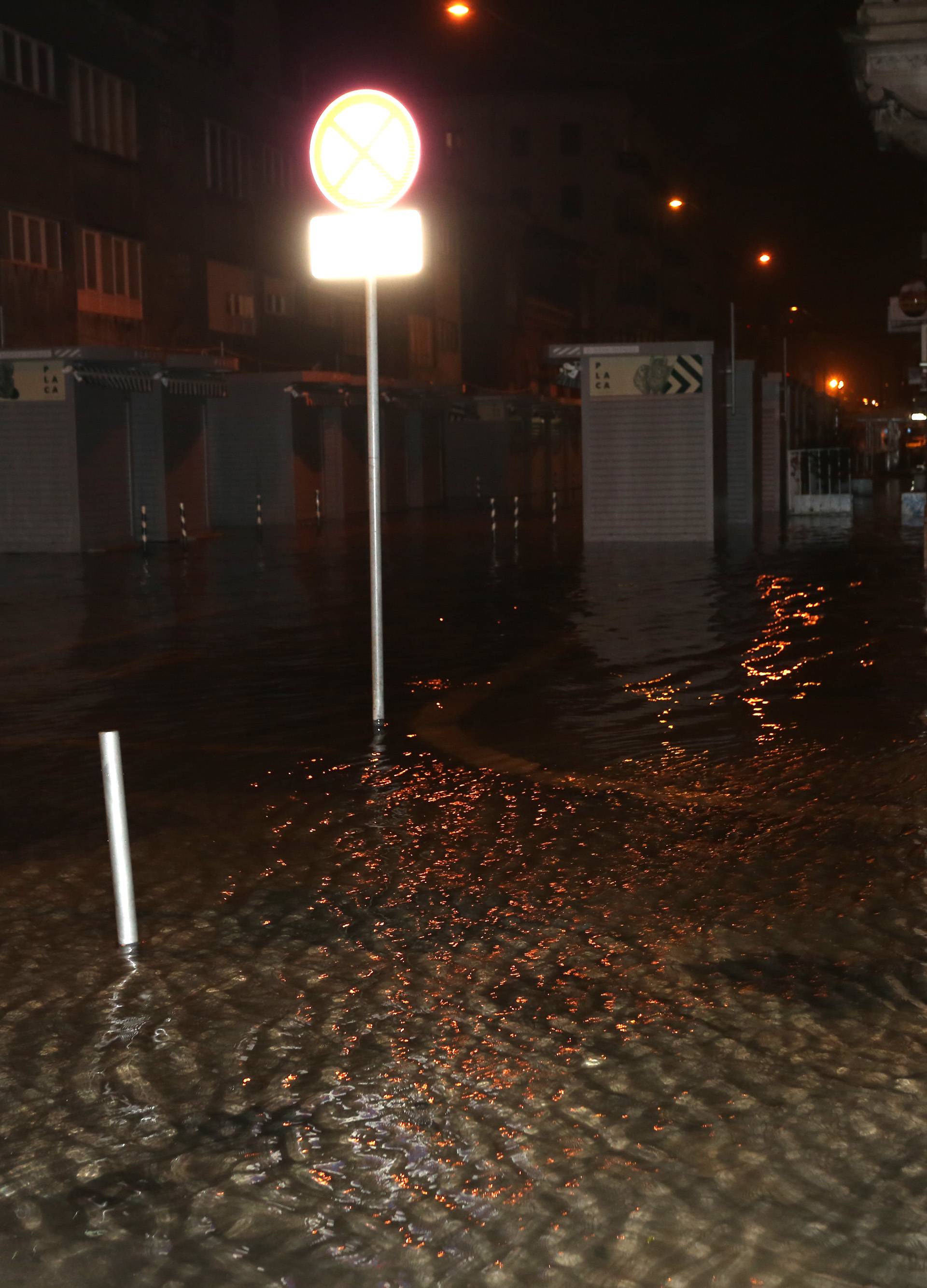 Rijeka: Jako jugo podignulo je razinu mora te su poplavljene ulice na gradskoj trÅ¾nici i riva