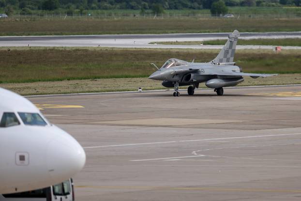 Velika Gorica: Preletom Rafaleima iznad Hrvatske piloti HRZ-a izrazili su zahvalnosti i poštovanje prema svim sudionicima VRO "Bljesak"
