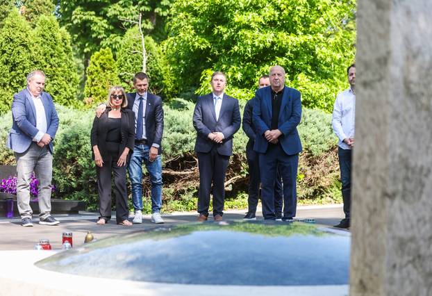 Zagreb: Delegacija Dinama položila vijenac na grob Dražena Petrovića povodom obljetnice njegove smrti