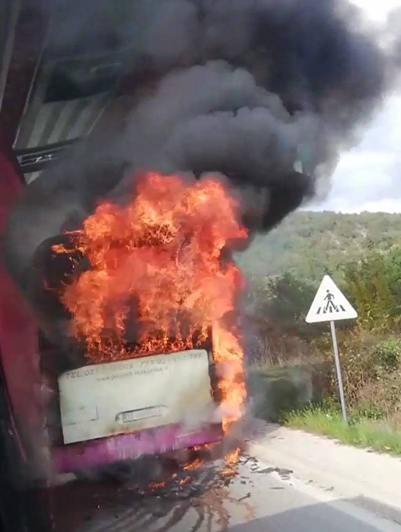 Buktinja  kod Klisa: Zapalio se autobus, evakuirali 20 putnika