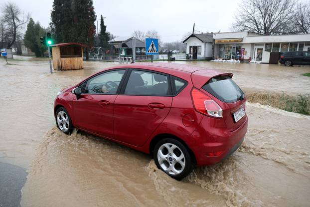 Poplava u Orahovici, voda prijeti kućama