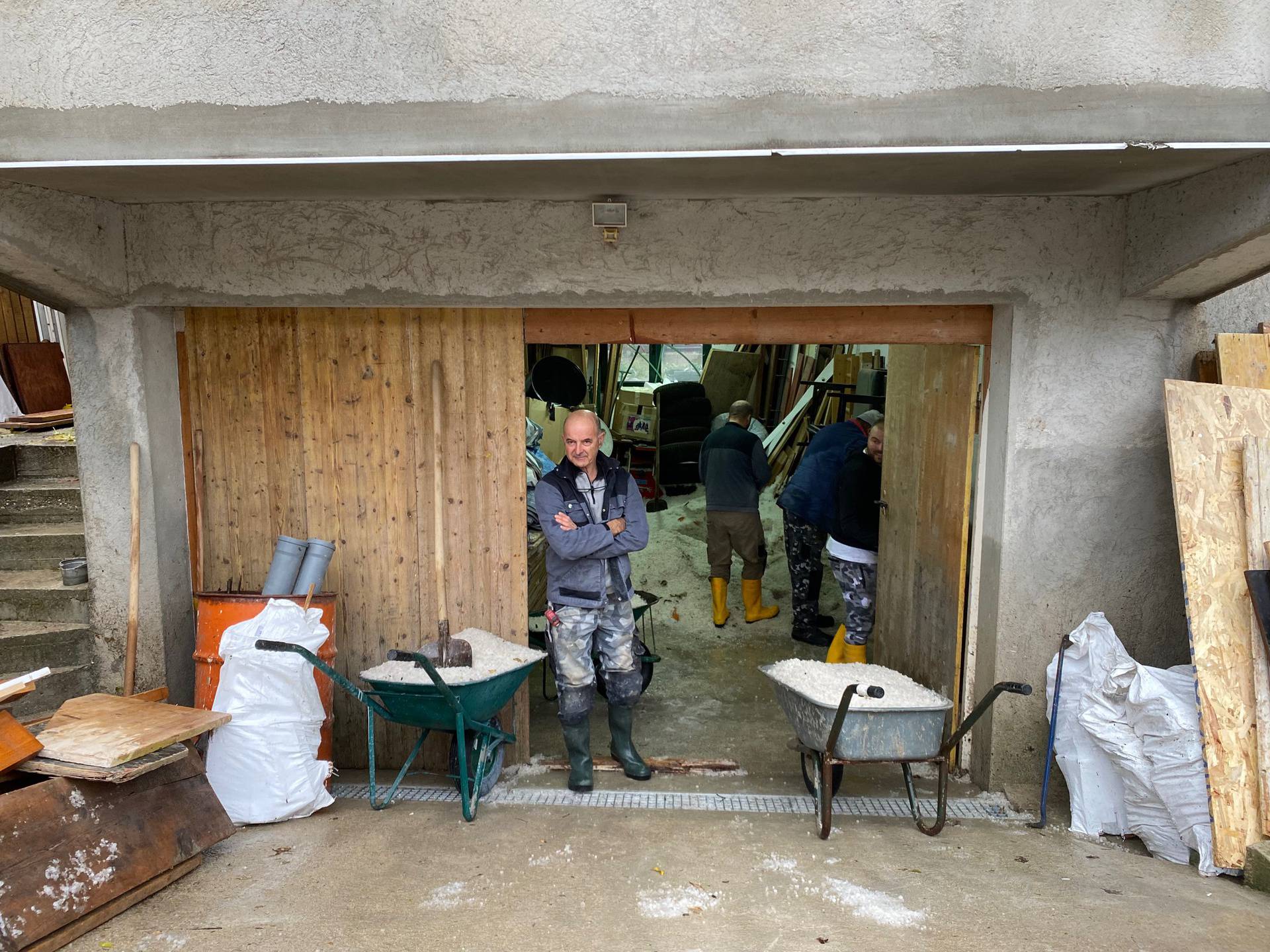 FOTO Obitelj iz Klisa: 'Garaže su nam poplavile jer nitko ne čisti šahte, bilo je metar leda!'