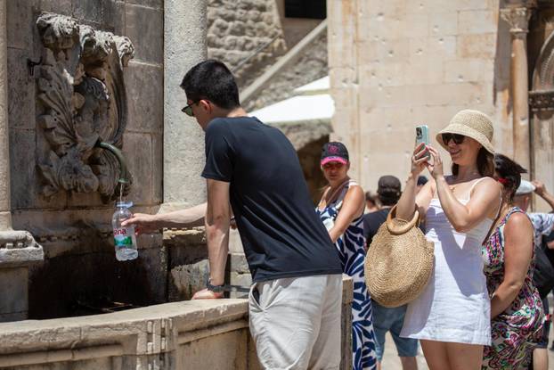 Dubrovnik: Turističke gužve u gradu i spas od vrućine u moru