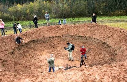 U Latviji pao meteorit ili je netko iskopao veliku rupu?