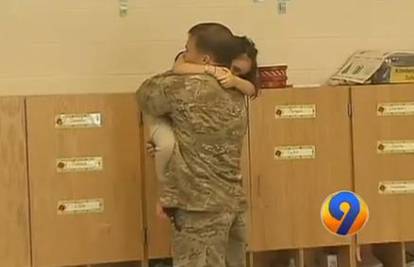 Emotivan susret: Vojnik svoju kćerku (5) iznenadio u školi 