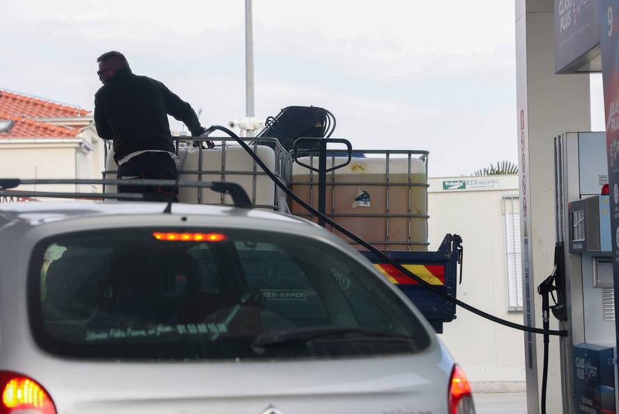 Kaštela: Gužve na benzinskim postajama zbog povećanja cijena goriva