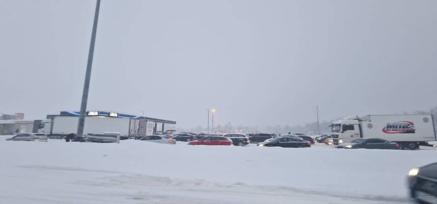 VIDEO Kolaps na autocesti A1, ljudi ne mogu skrenuti ni na pumpu: 'Nismo vidjeli ralice...'