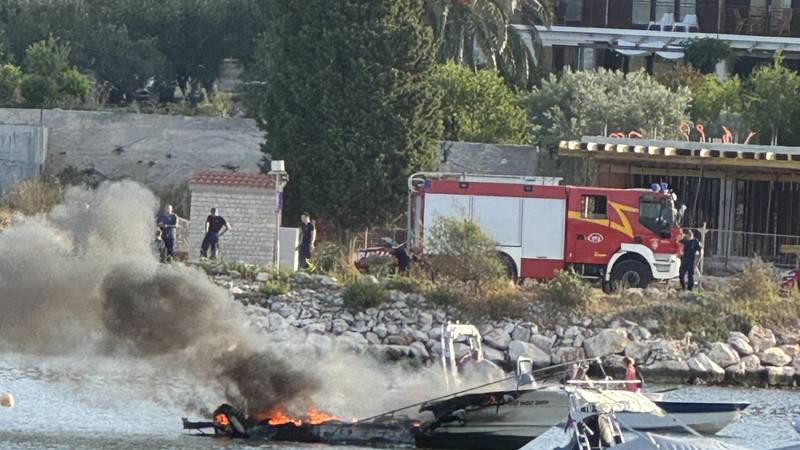 V Medulinu potonila zgorela brodica, onesnaženja morja ni