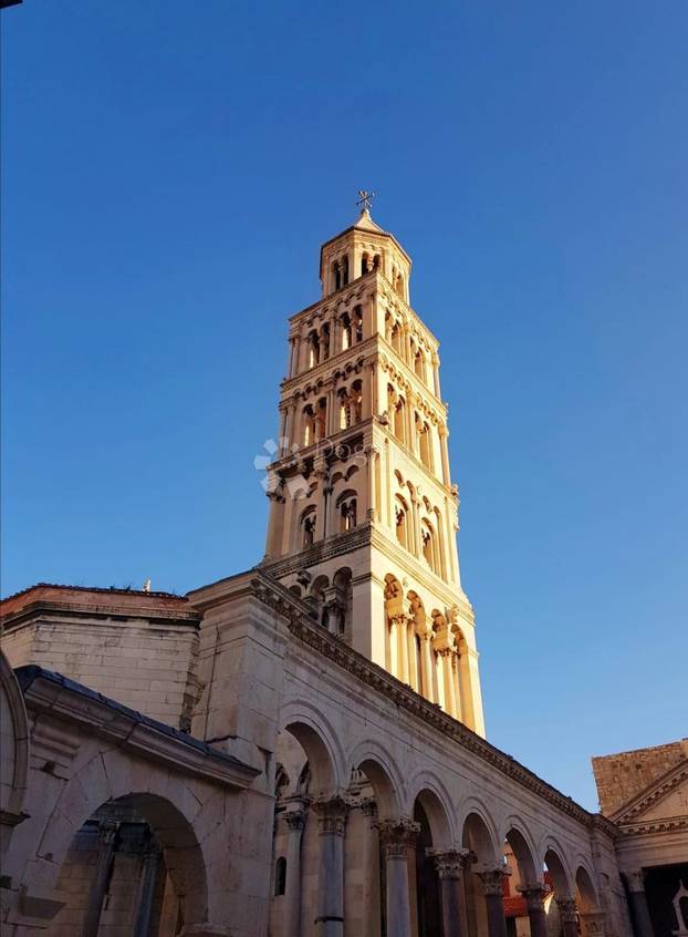 FOTO 'Namještaj iz doba Juge i bakina deka': Ovaj stan u Splitu prodaju za skoro 2 milijuna eura