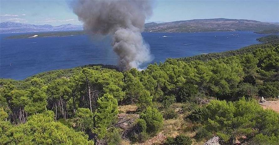 VIDEO Vatrogascima na Šolti stigla ispomoć: 'Za sad ne gori, ali dežurat ćemo kroz cijelu noć'