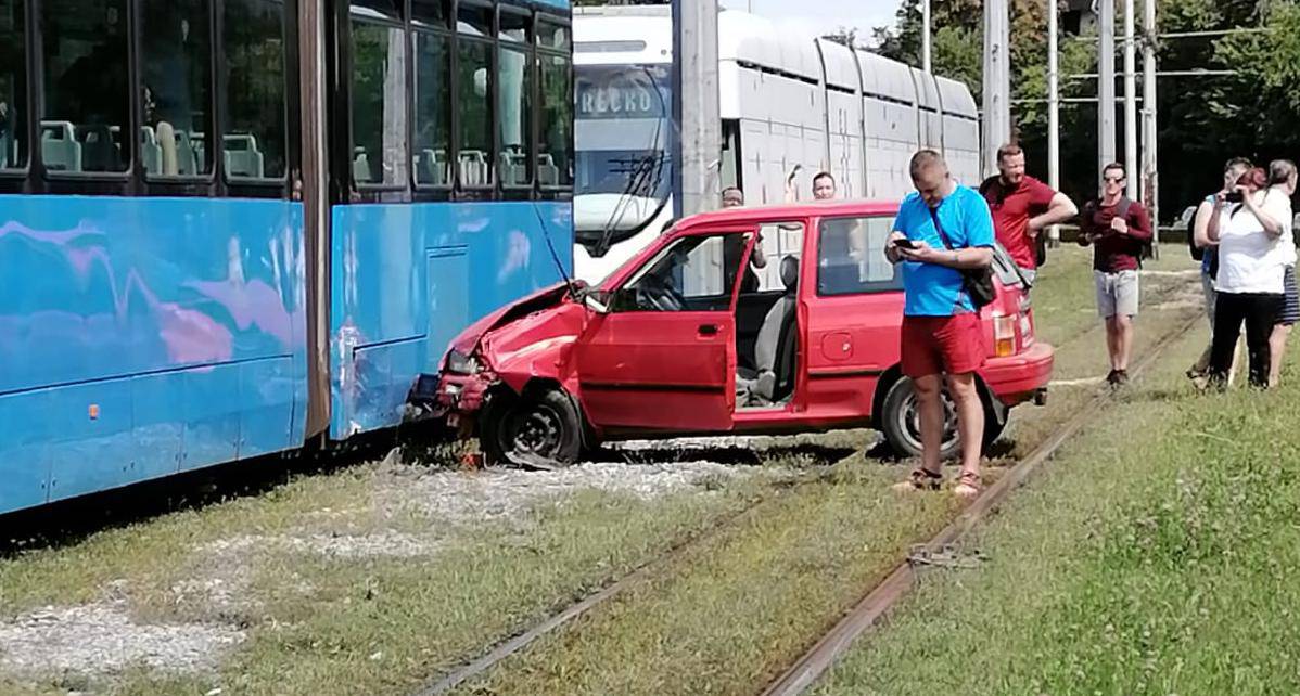 Na Jarunu se auto zaletio u tramvaj, zaustavljen promet...
