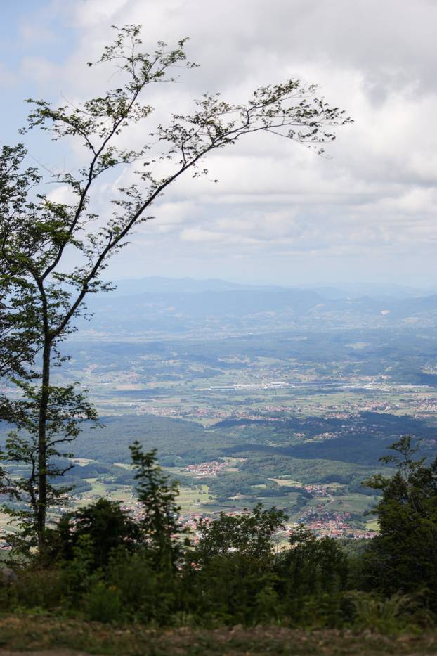 Zagreb: Panoramski pogled na Hrvatsko zagorje sa Sljemena