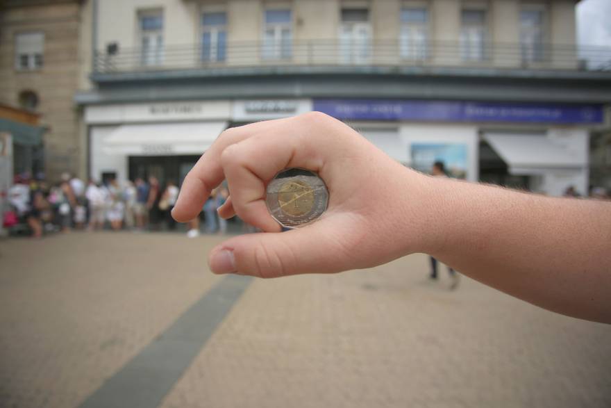 Gužve u centru Zagreba: Građani pohrlili u banku kako bi kupili kovanicu s motivom Pelješkog mosta