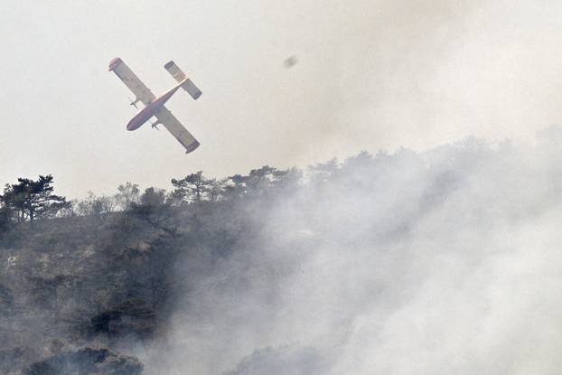 FOTO Kanaderi cijeli dan u akciji: Pogledajte kako gase požare diljem Dalmacije