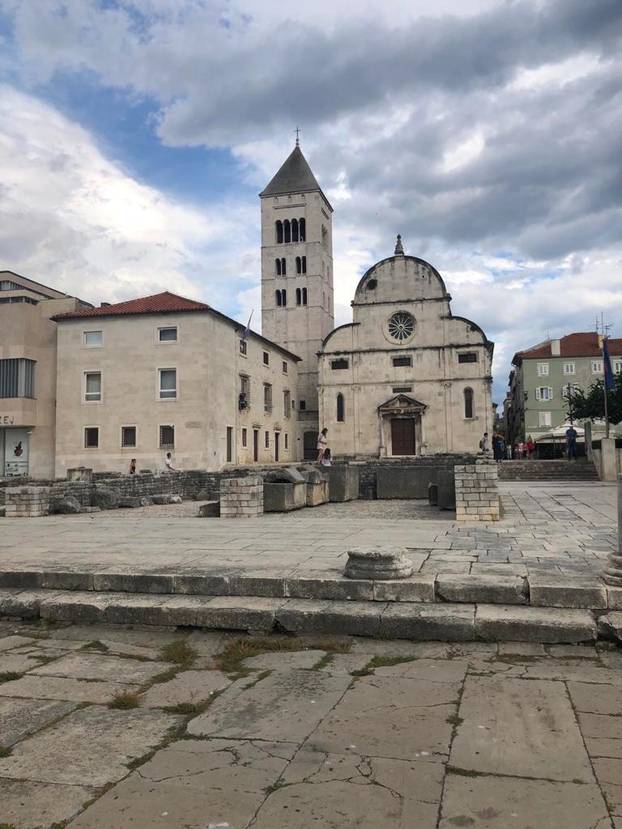 Zadar prošle godine i danas: Zbog korona virusa ulice prazne