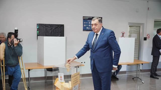 Banja Luka: Milorad Dodik pred svima zaokružio  Srpsku naprednu stranku Aleksandra Vučića 