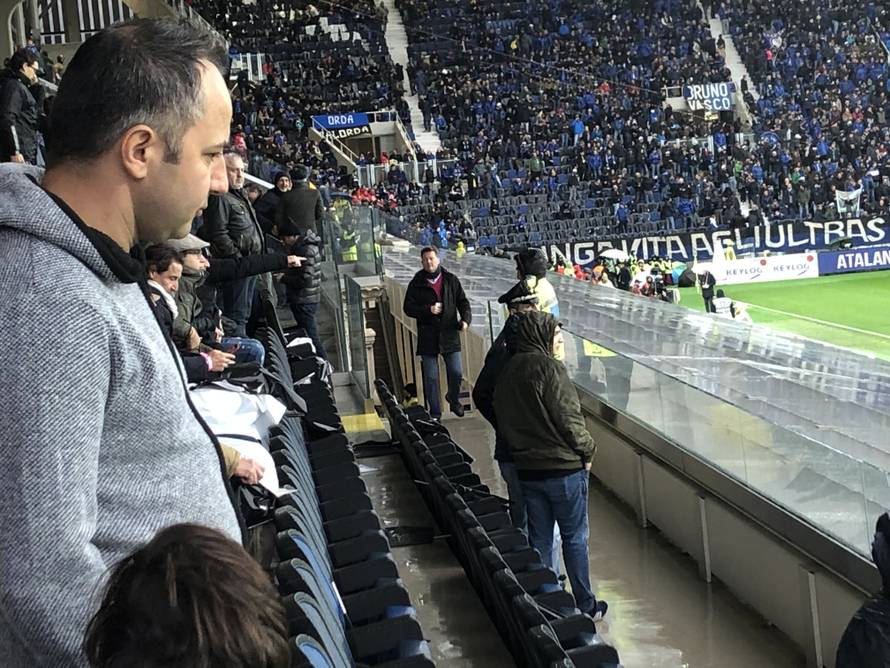 Kiša lije, a stadion 'gori': Bez dokumenata nema na utakmicu