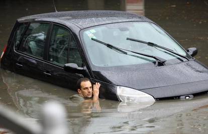 Kiša poplavila Zagreb, a auti su zaglavili pod vodom