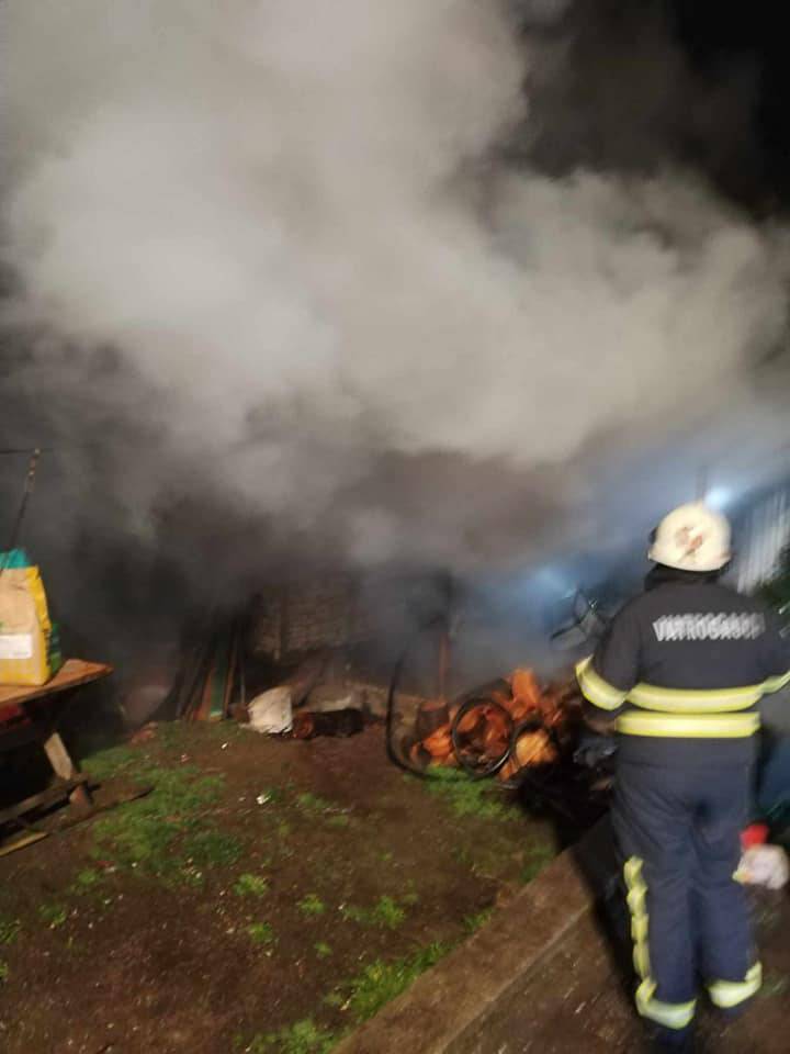 FOTO Buktinja kod Krapinskih Toplica: Spremište kukuruza i perad izgorjeli u velikom požaru