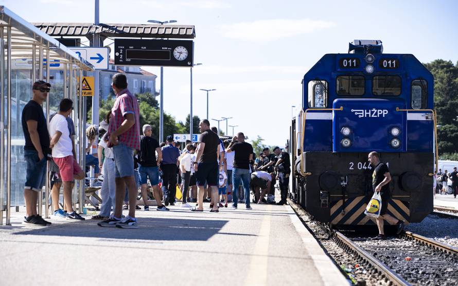 Split: Navijači Hajduka Bilim vlakom kreću prema Zagrebu na utakmicu Superkupa