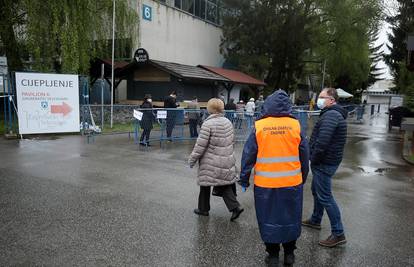 Ljutiti građani na Velesajmu: 'Baki su rekli da dođe u 10, zvat ću Beroša, neka ju dođe cijepiti'