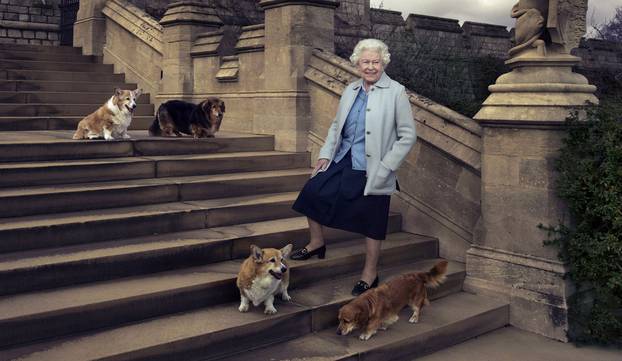 Kraljica Elizabeta povodom proslave 90. ro?endana objavila fotografije s unucima i psima 