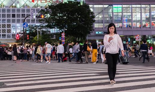 Japan prvi zabranio istodobno hodanje i gledanje u mobitel