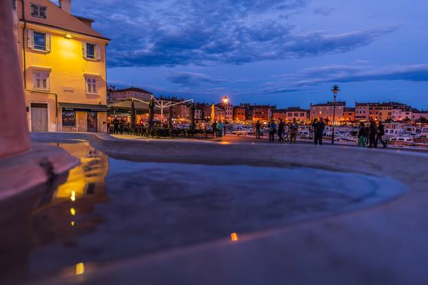 Gradske fotografije u sumrak grada Rovinja